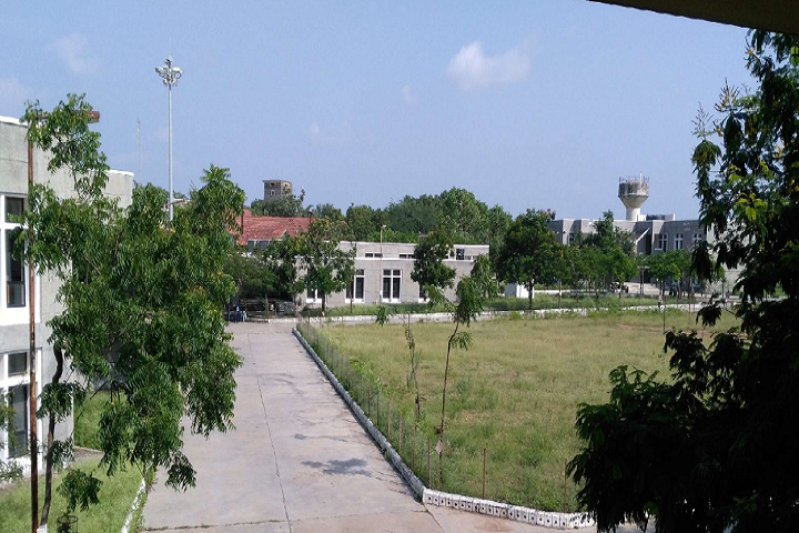 https://cache.careers360.mobi/media/colleges/social-media/media-gallery/4347/2020/10/31/Campus-View of Government Engineering College Dahod_Campus-View.png